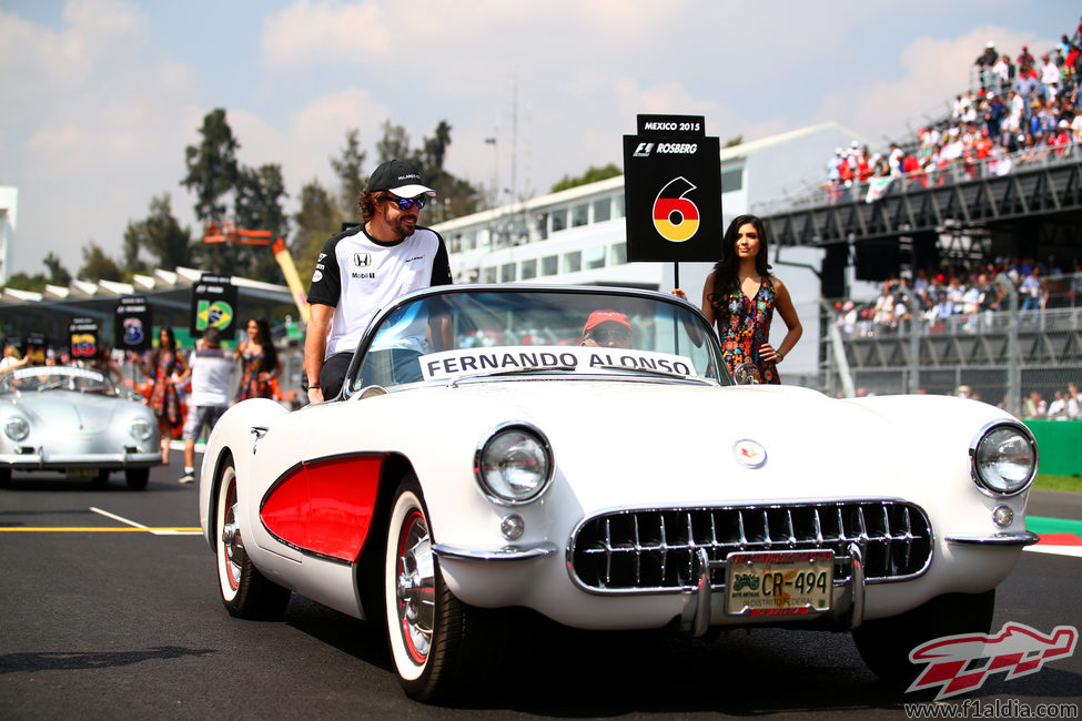 Fernando Alonso completa el 'drivers parade' justo antes de la carrera