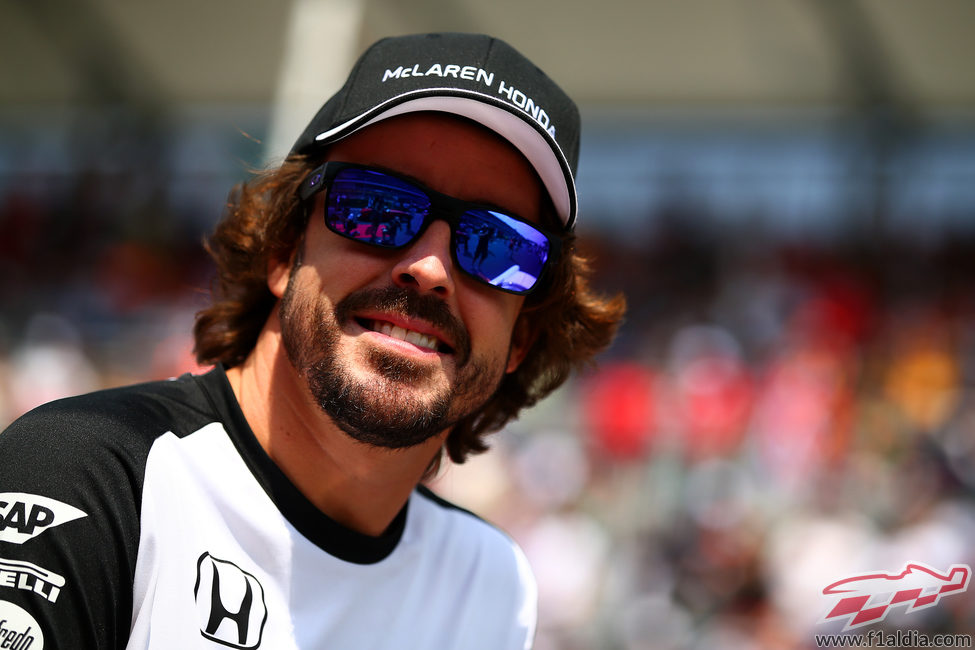 Alonso sonría a pesar de conocer los problemas en su monoplaza