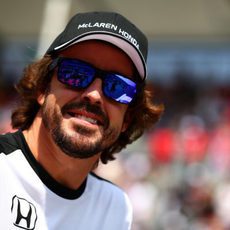 Alonso sonría a pesar de conocer los problemas en su monoplaza