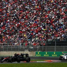 Jenson Button recibe la presión del coche de Valtteri Bottas