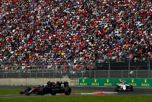 Jenson Button recibe la presión del coche de Valtteri Bottas