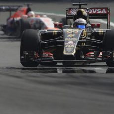 Romain Grosjean sufriendo por las altas temperaturas de los frenos