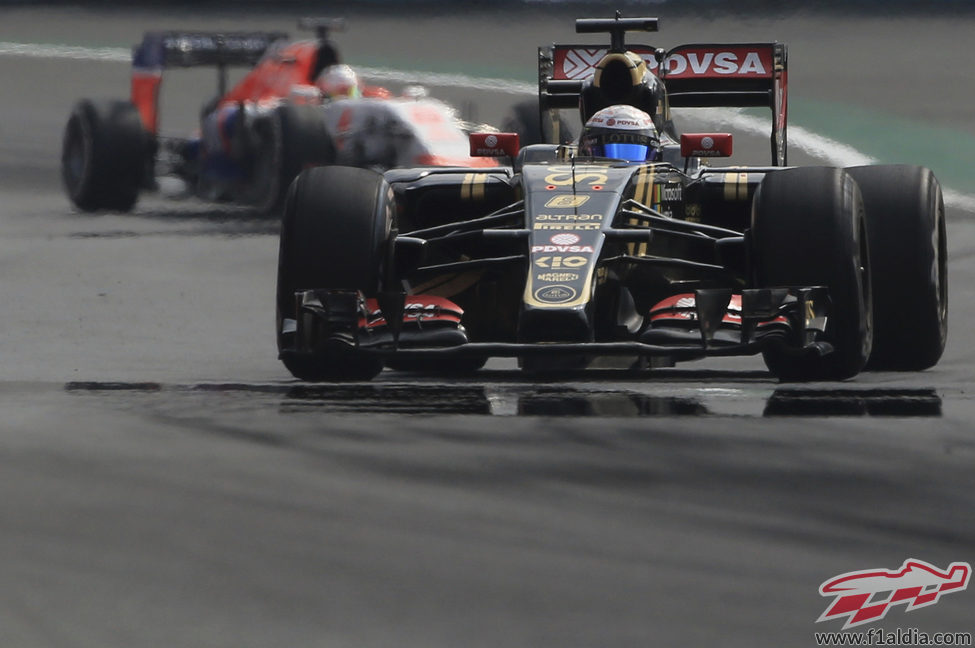 Romain Grosjean sufriendo por las altas temperaturas de los frenos