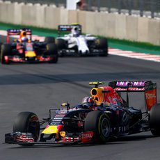 Daniil Kvyat seguido por Ricciardo y Bottas