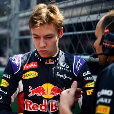 Daniil Kvyat recibe instrucciones antes de la carrera