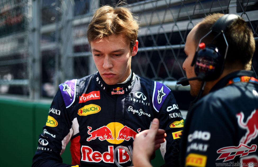 Daniil Kvyat recibe instrucciones antes de la carrera