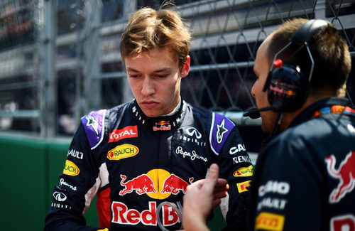 Daniil Kvyat recibe instrucciones antes de la carrera