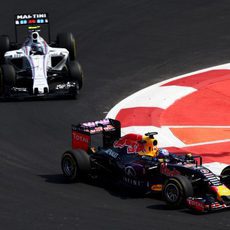 Daniel Ricciardo luchando con Valtteri Bottas