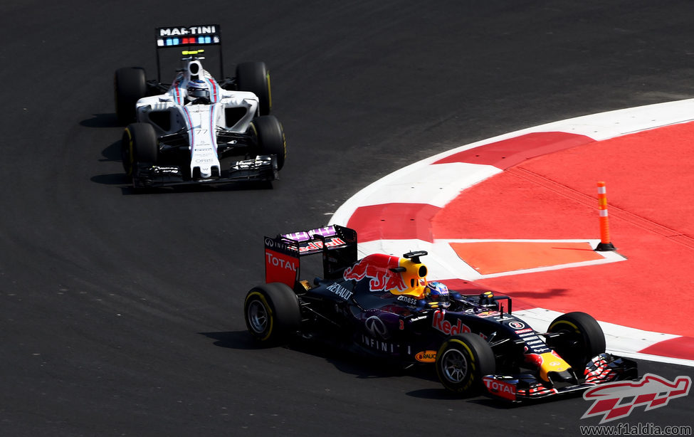 Daniel Ricciardo luchando con Valtteri Bottas