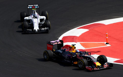 Daniel Ricciardo luchando con Valtteri Bottas