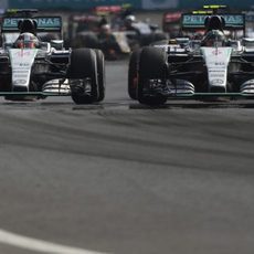 Hamilton ataca a Rosberg en el relanzamiento de la carrera