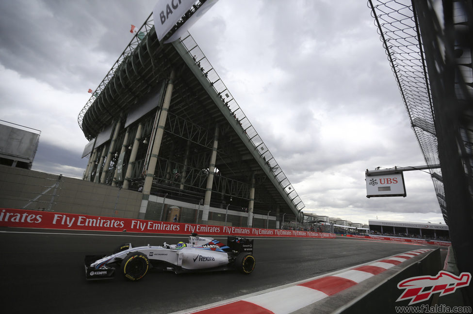 Felipe Massa en la zona del estadio