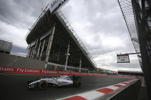 Felipe Massa en la zona del estadio