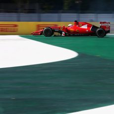 Sebastian Vettel saliendose en la curva 7