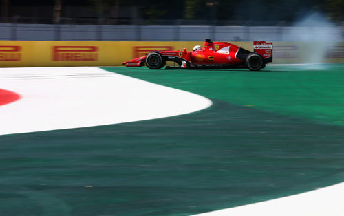 Sebastian Vettel saliendose en la curva 7