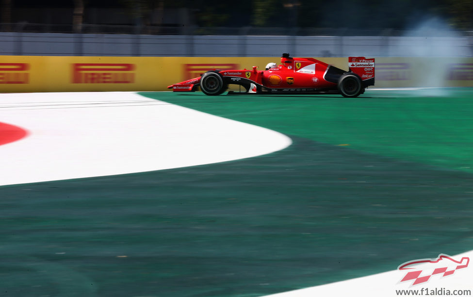 Sebastian Vettel saliendose en la curva 7