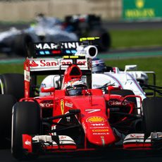 Kimi Raikkonen luchando con Bottas antes de abandonar