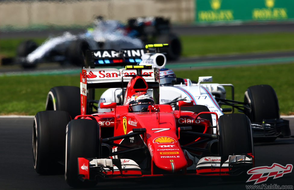 Kimi Raikkonen luchando con Bottas antes de abandonar