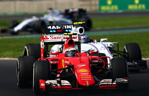 Kimi Raikkonen luchando con Bottas antes de abandonar