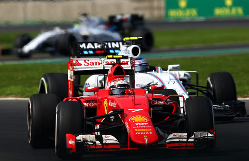 Kimi Raikkonen luchando con Bottas antes de abandonar