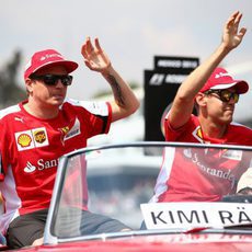 Los pilotos de Ferrari en el drivers parade