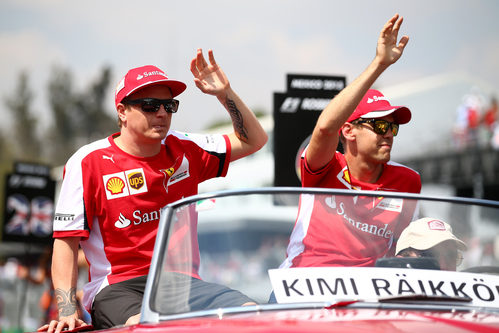Los pilotos de Ferrari en el drivers parade