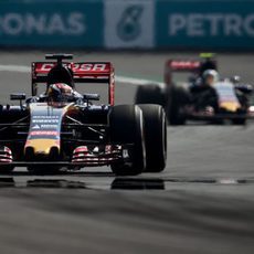 Max Verstappen rodando por delante de Carlos Sainz