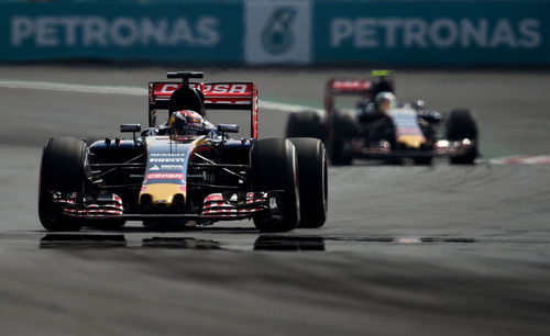 Max Verstappen rodando por delante de Carlos Sainz