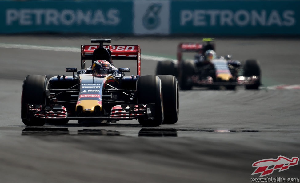 Max Verstappen rodando por delante de Carlos Sainz