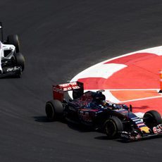 Max Verstappen luchando con Felipe Massa