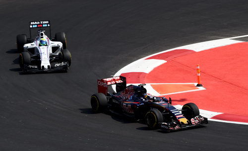 Max Verstappen luchando con Felipe Massa