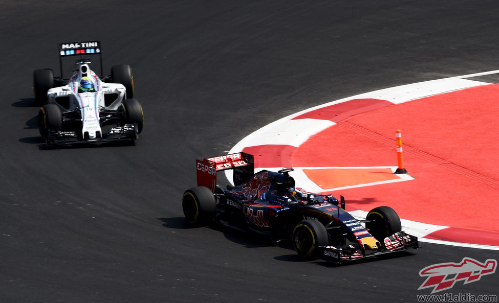 Max Verstappen luchando con Felipe Massa