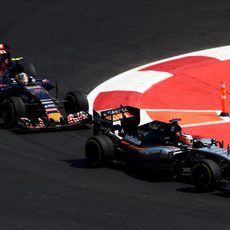 Carlos Sainz luchando con Nico Hulkenberg