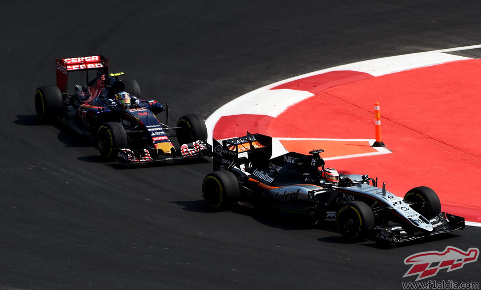 Carlos Sainz luchando con Nico Hulkenberg