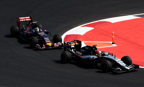 Carlos Sainz luchando con Nico Hulkenberg