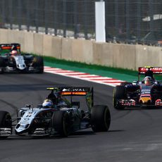 Sergio Perez manteniendo a Sainz y Hulkenberg