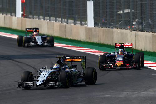 Sergio Perez manteniendo a Sainz y Hulkenberg