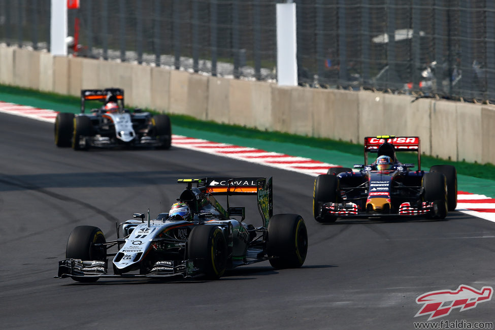 Sergio Perez manteniendo a Sainz y Hulkenberg