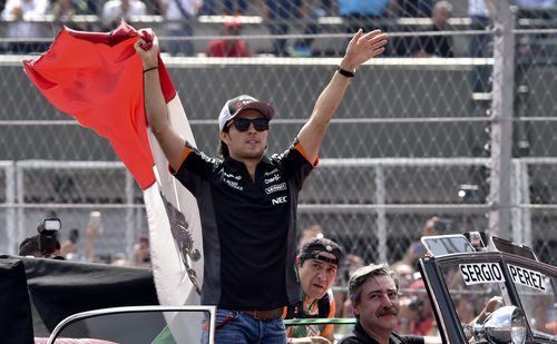 Sergio Pérez en el drivers parade