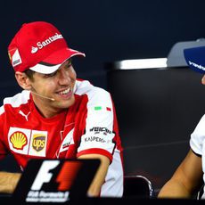 Sebastian Vettel y Felipe Massa bromean durante la rueda de prensa