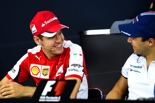 Sebastian Vettel y Felipe Massa bromean durante la rueda de prensa