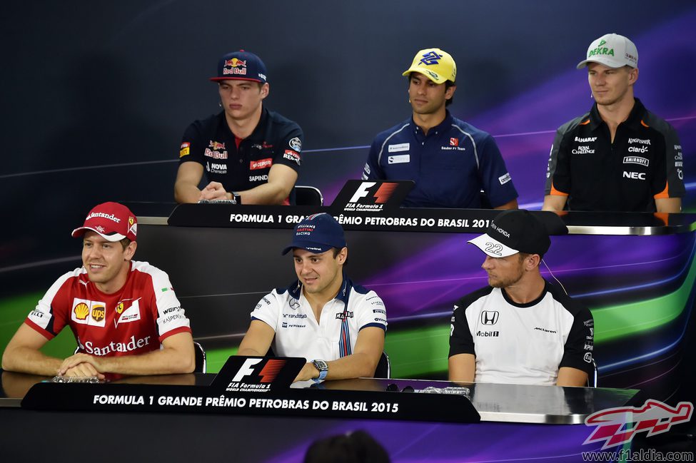 Los pilotos en la rueda de prensa de la FIA