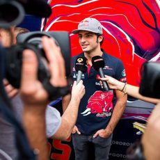 Carlos Sainz atendiendo a la prensa