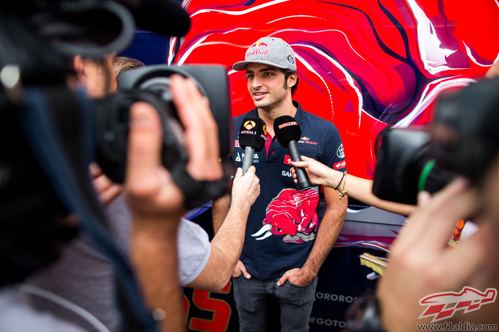 Carlos Sainz atendiendo a la prensa