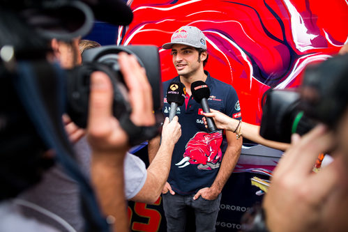 Carlos Sainz atendiendo a la prensa