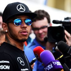 Lewis Hamilton habla con los medios de comunicación