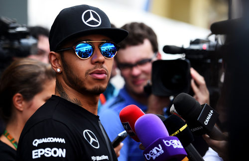 Lewis Hamilton habla con los medios de comunicación