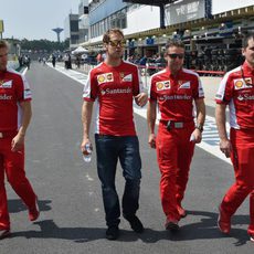 Sebastian Vettel comprobando la pista con sus ingenieros