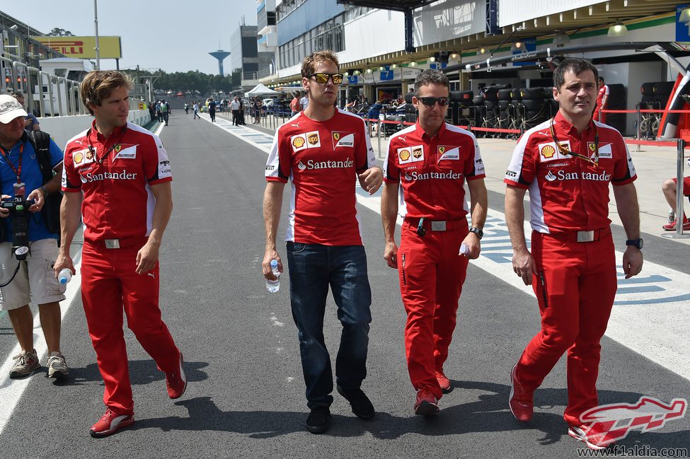 Sebastian Vettel comprobando la pista con sus ingenieros