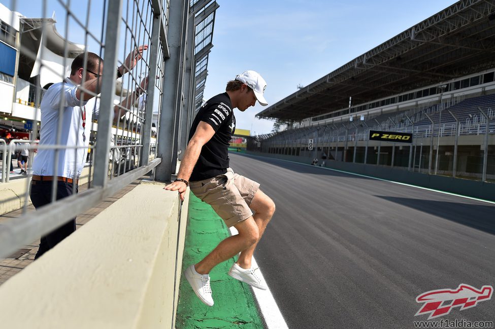 Nico Rosberg saltando a la pista